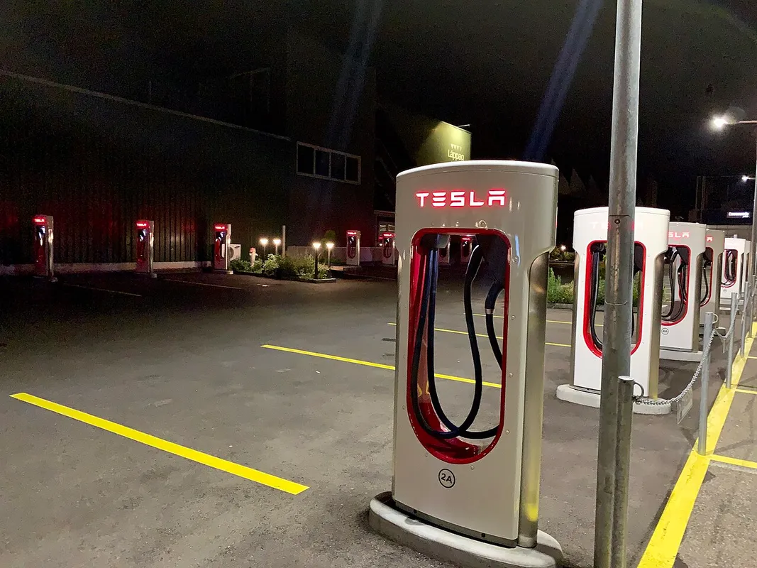 Een Tesla bij een Supercharger
